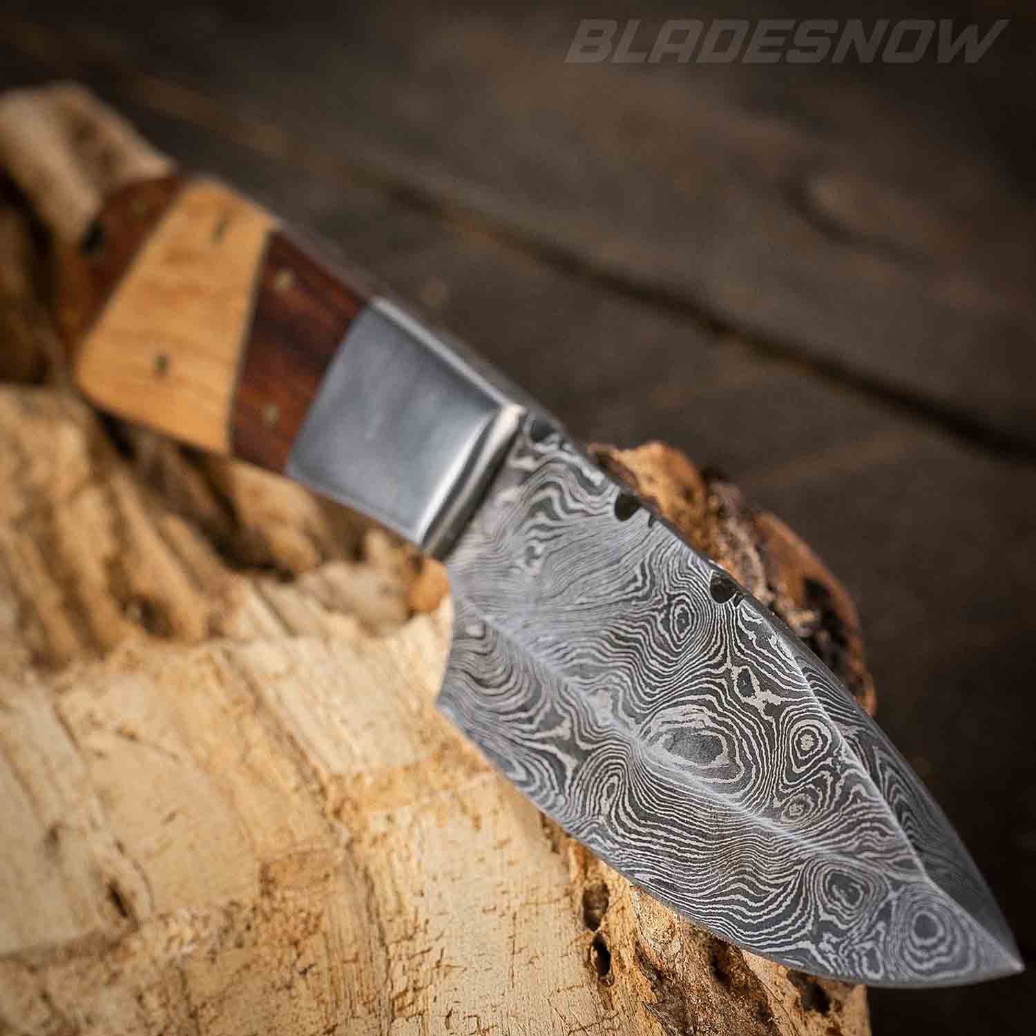 Damascus pattern hunting knife at bladesnow